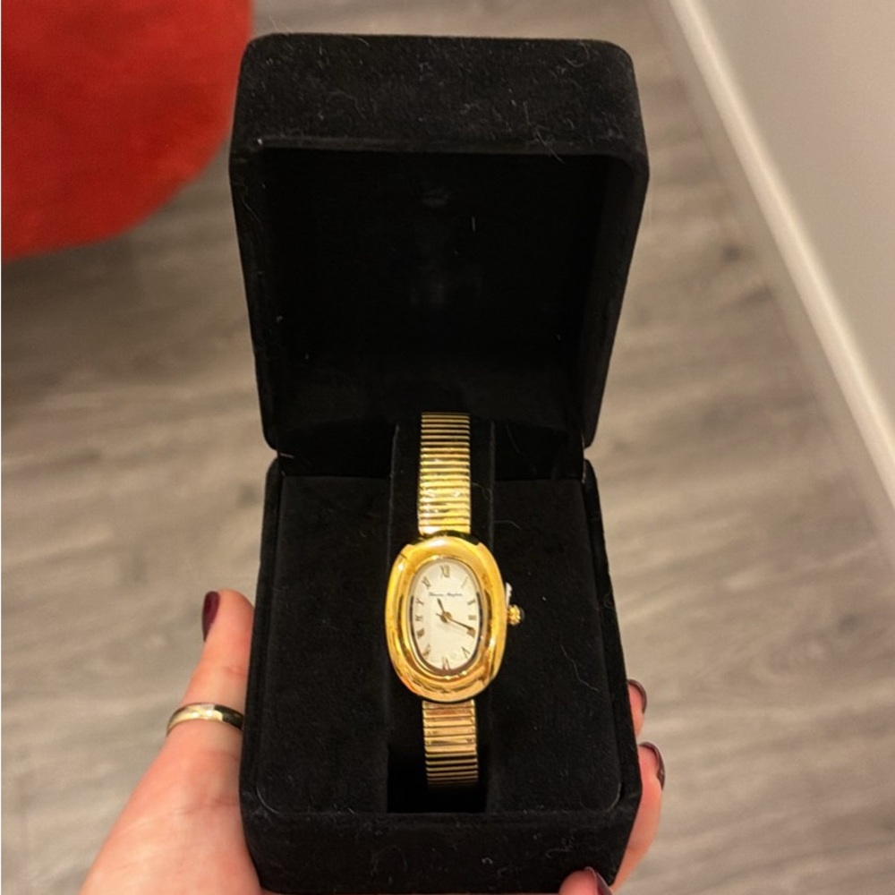 Heaven Mayhem Gold Women's Oval Bracelet Watch - Classic Elegant Style